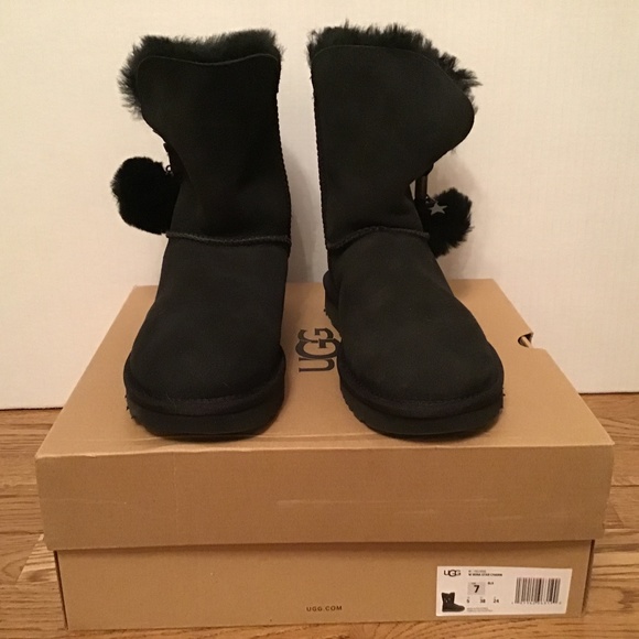 🔥Pom Pom UGG Short IRINA STAR CHARM Black Size 7 in Box - Picture 2 of 5